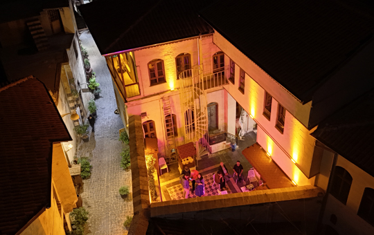 Piraye Otel'in taş duvarlı tarihî iç mekânı